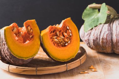 Bambu sepetinde Asya balkabağı, yiyecek malzemeleri.