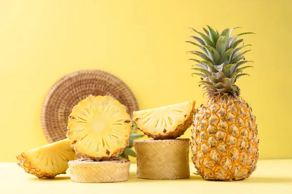 Vers Ananas Fruit Natuurlijk Handwerk Gele Achtergrond Tropisch Fruit — Stockfoto