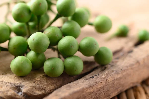 豌豆茄子或土耳其浆果 Solanum Torvum 在木制背景下 在泰国食物咖哩或辣椒面食中食用绿色水果 — 图库照片