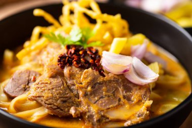 Kuzey Tayland yemeği (Khao Soi), Hint cevizi sütü ve biftekli baharatlı körili şehriye çorbası, Tayland yemeği.
