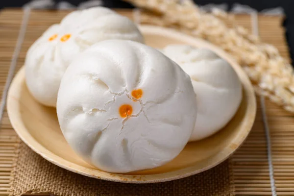 天然プレート上に豚ミンチ 卵黄や甘いと蒸し中国のパン アジア料理 — ストック写真