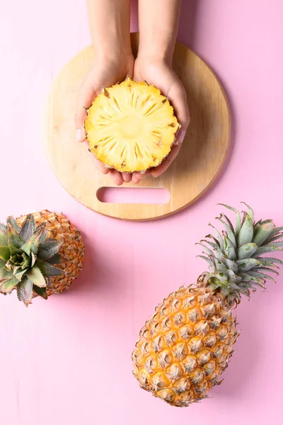 Čerstvé Ananasové Ovoce Drží Ručně Růžovém Pozadí Tropické Ovoce Pohled — Stock fotografie