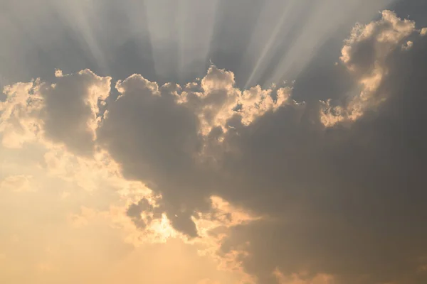 Himmel Mit Wolken Und Sonnenlicht Vor Sonnenuntergang Natürlicher Hintergrund — Stockfoto