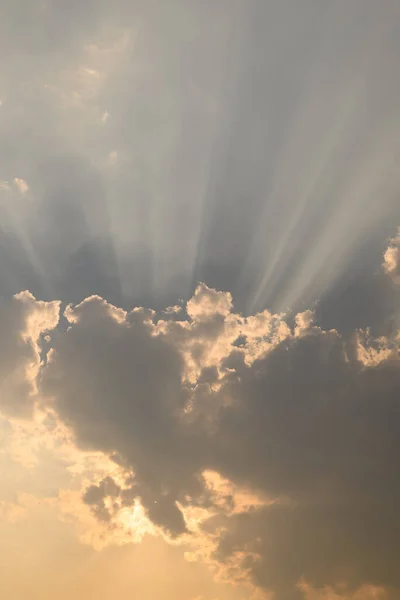 Himmel Mit Wolken Und Sonnenlicht Vor Sonnenuntergang Natürlicher Hintergrund — Stockfoto