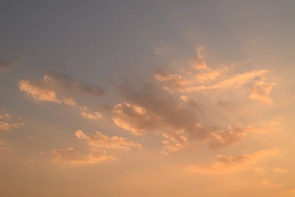 Vanillehimmel Mit Wolken Und Sonnenlicht Vor Sonnenuntergang Natürlicher Hintergrund — Stockfoto