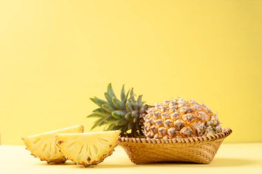 Sarı arka planda taze ananas meyvesi, tropikal meyve.