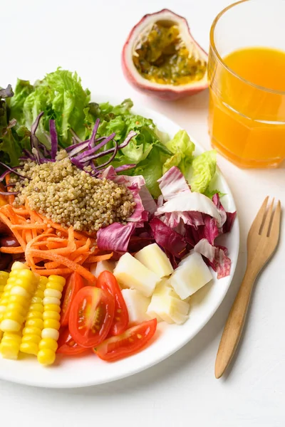 Salada Fresca Mista Legumes Orgânicos Com Sementes Quinoa Suco Fundo — Fotografia de Stock