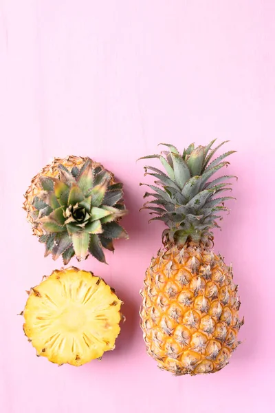 Vers Ananas Fruit Roze Achtergrond Tropisch Fruit — Stockfoto