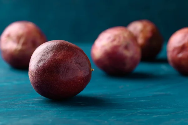 Maracujá Sobre Fundo Cor Fruta Tropical Temporada Verão — Fotografia de Stock