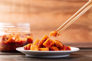 Kimchi turpu yemek çubukları, Kore ev yapımı meze.
