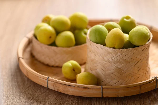 Apricot Green Yellow Japanese Apricot Bamboo Basket — Stock Photo, Image