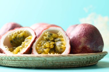 Pastel arka planda çarkıfelek meyvesi, yaz mevsiminde tropik meyve