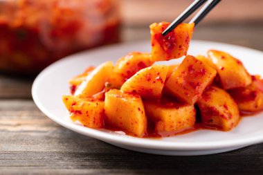 Kimchi turpu yemek çubukları, Kore ev yapımı meze.