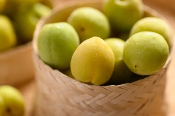 Apricot Verde Com Amarelo Damasco Japonês Cesta Bambu Close — Fotografia de Stock