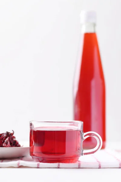 Τσάι Roselle Ποτήρι Και Μπουκάλι Λευκό Φόντο Υγιεινό Φυτικό Ποτό — Φωτογραφία Αρχείου