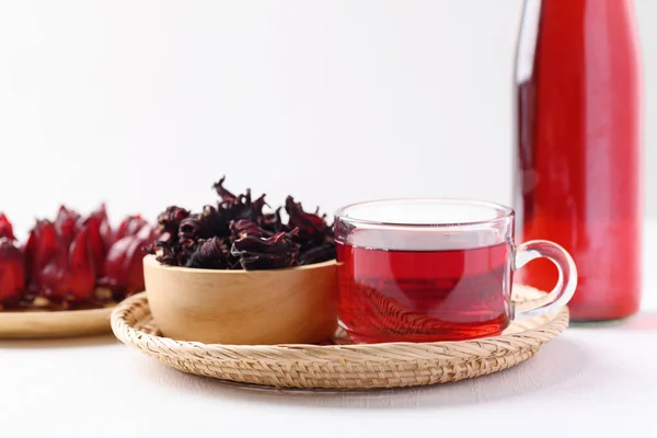 Τσάι Roselle Ποτήρι Και Μπουκάλι Λευκό Φόντο Υγιεινό Φυτικό Ποτό — Φωτογραφία Αρχείου