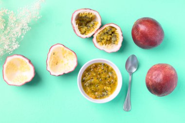 Pastel renkli arka planda yemek için kaşık ile tutkulu meyve suyu yaz mevsiminde tropikal meyve.