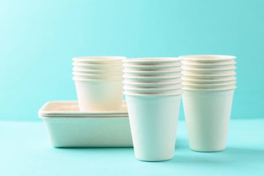 Biyo-çözünebilir kahve fincanı ve kase doğal liften yapılmış renk arkaplanı, çevre dostu ve sürdürülebilirlik kavramı