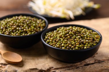 Mung fasulyesi tohumu ve filizleri ahşap arka planda, Asya besin maddeleri