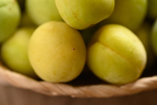 Apricot Verde Com Amarelo Damasco Japonês Cesta Fechar — Fotografia de Stock