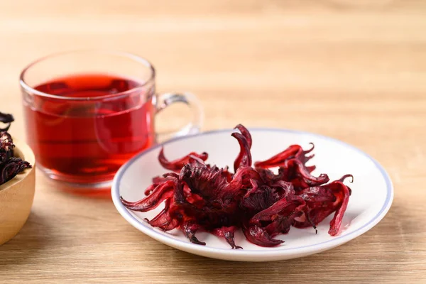 Βραστή Ροζέλα Και Τσάι Ξύλινο Φόντο Υγιεινό Φυτικό Ποτό — Φωτογραφία Αρχείου