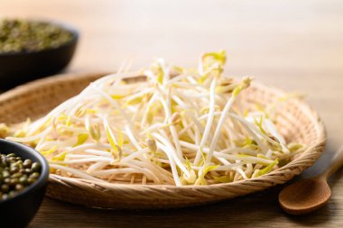 Ahşap arka planda Mung fasulyesi filizi, Asya gıda malzemeleri.