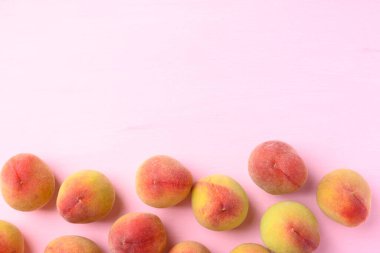 Pembe arkaplandaki şeftali meyvesi kopyalama alanı ile