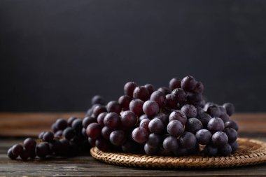 Siyah arka planda kırmızı üzüm.