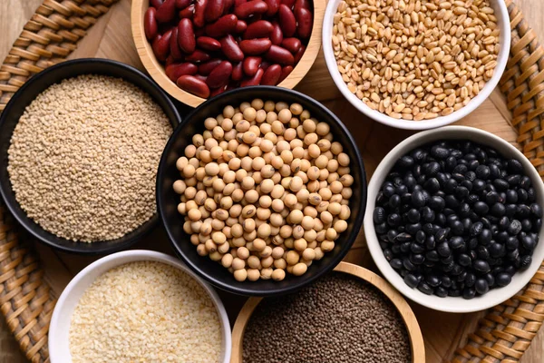 Çeşitli tahıl, tahıl, fasulye, bakla ve tohum kasede, gıda malzemeleri, masa üstü görünümü.