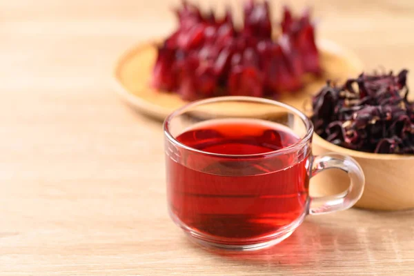 Τσάι Roselle Ξύλινο Φόντο Υγιεινό Φυτικό Ποτό — Φωτογραφία Αρχείου