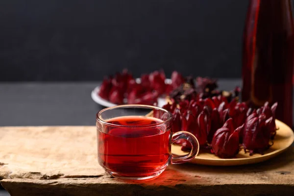 Τσάι Roselle Ξύλινο Μαύρο Φόντο Υγιεινό Φυτικό Ποτό — Φωτογραφία Αρχείου