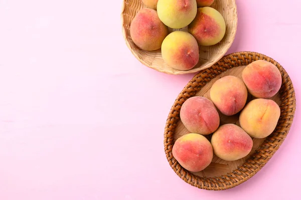 Fruits Pêche Dans Panier Sur Fond Rose Vue Dessus — Photo