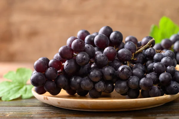 Red Grape Wooden Plate Black Background — Stock Photo, Image