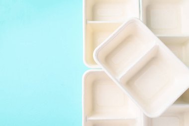 Renk zemininde doğal liften yapılmış biyolojik çözünebilir kase, çevre dostu ve sürdürülebilirlik kavramı