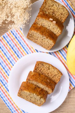 Muzlu ekmek beyaz tabakta, masa üstü manzaralı.