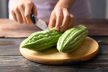 Bıçak tutmak ve kavun kesmek ya da yemek pişirmek için acı kabak.