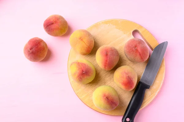 Peach Fruit Cutting Wooden Board Kitchen Knife Pink Background — Stock Photo, Image