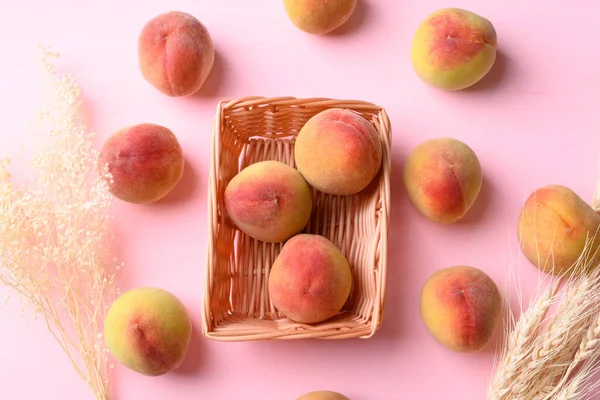 Peach Fruit Basket Pink Background Top View — Stock Photo, Image