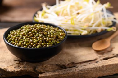 Mung fasulyesi tohumu ve filizleri ahşap arka planda, Asya besin maddeleri