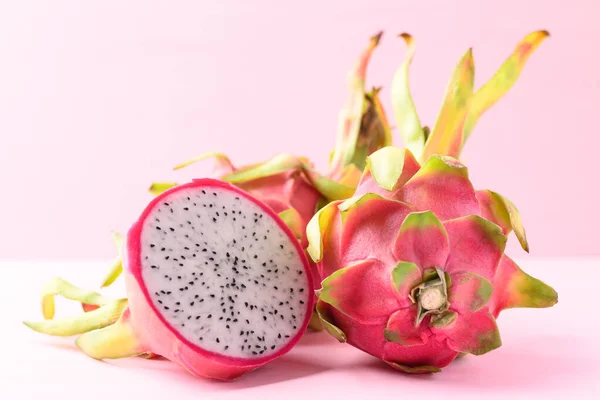 Friss Sárkánygyümölcs Vagy Pitaya Rózsaszín Alapon Trópusi Gyümölcs — Stock Fotó