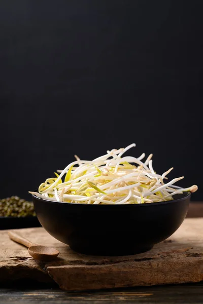 Germoglio Fagioli Verdi Ciotola Legno Con Sfondo Nero Ingredienti Alimentari — Foto Stock