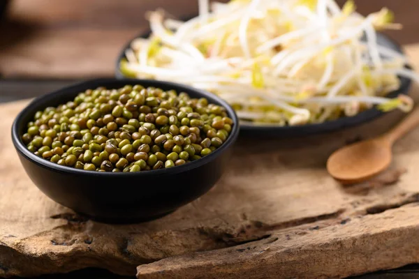 Mung fasulyesi tohumu ve filizleri ahşap arka planda, Asya besin maddeleri