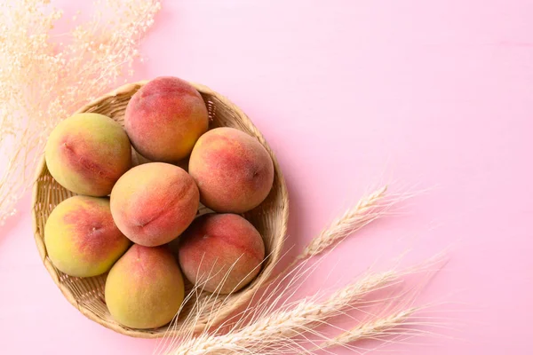 Fruits Pêche Dans Panier Sur Fond Rose Vue Dessus — Photo