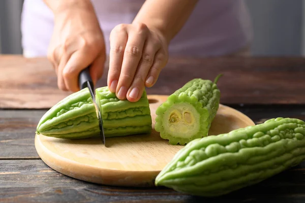 Bıçak tutmak ve kavun kesmek ya da yemek pişirmek için acı kabak.