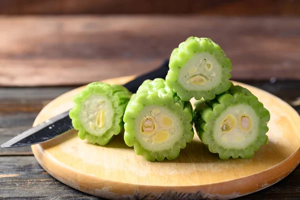 Acı kavun ya da acı kabak tahtanın üzerinde Pişirmeye hazır olun