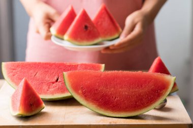 Dilimlenmiş karpuz meyvesi yemeye hazır. Yaz mevsiminde tropik meyve.