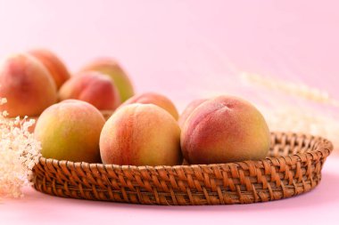 Pembe arka planda Asya şeftali meyvesi