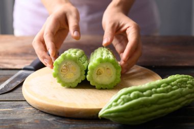 Acı kavun ya da acı kabak yemek için hazırlan.