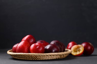 Kırmızı erik meyvesi (Japon eriği veya Çin eriği))