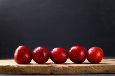 Kırmızı erik meyvesi (Japon eriği veya Çin eriği))